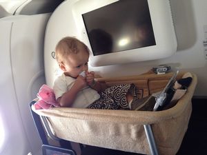 Как сделать перелет с ребенком спокойным и безопасным? Правила перевозки детей в самолете