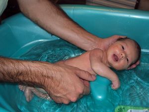 Первое в жизни купание вашего малыша.