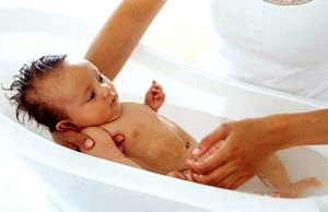 Уход за новорожденным: пупок, уши и глаза