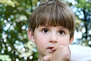 Ваш ребенок грызет ногти? Что делать и как отучить его от этого вредного занятия?